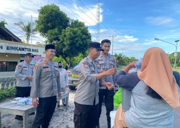 Polsek Penengahan Bagikan Takjil Gratis di Ketapang, Ajak Warga Berbagi Kebaikan di Bulan Ramadan