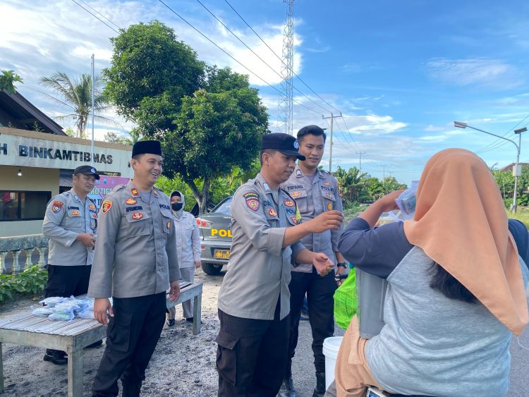 Polsek Penengahan Bagikan Takjil Gratis di Ketapang, Ajak Warga Berbagi Kebaikan di Bulan Ramadan