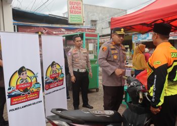 Kapolres Lampung Selatan Bagikan Takjil dan Sosialisasi Mudik Aman di Pasar Karang Anyar