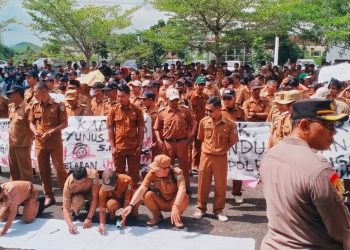 Ratusan Massa Gelar Aksi Damai, Suarakan Dukungan untuk Kapolres Pringsewu