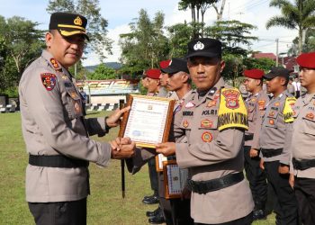 Kapolres Lampung Barat Berikan Penghargaan kepada Personil Berprestasi dalam Pengungkapan Kasus Curanmor