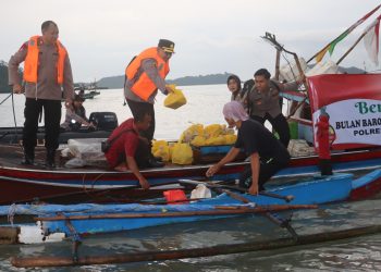 Takjil di Tengah Laut: Polres Lampung Selatan Berbagi dengan Nelayan Keramat Ketapang