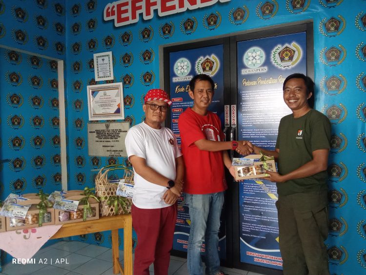 PWI Lampung Utara Bagikan Bingkisan Lebaran untuk Pengurus dan Anggota