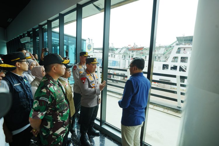 Kapolri Tinjau Pelabuhan Merak, Kebijakan Diskon Tiket dan WFA Efektif Urai Kepadatan