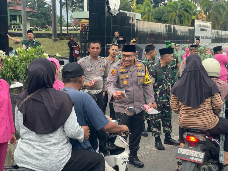 TNI-Polri Sinergi Bagikan Takjil untuk Masyarakat Lampung Selatan