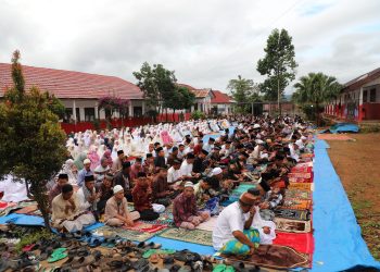 Bupati Parosil Mabsus Shalat Id di Way Tenong, Perkuat Kebersamaan dan Dukungan Pembangunan Masjid