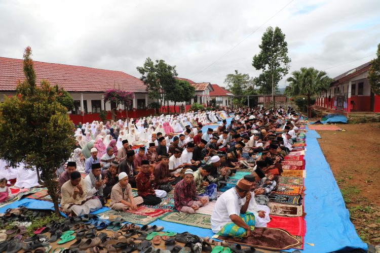 Bupati Parosil Mabsus Shalat Id di Way Tenong, Perkuat Kebersamaan dan Dukungan Pembangunan Masjid