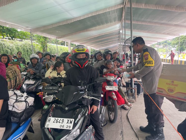 Kapolres Lampung Selatan Berbagi Kebahagiaan dengan Pemudik Roda Dua di Pelabuhan Bakauheni