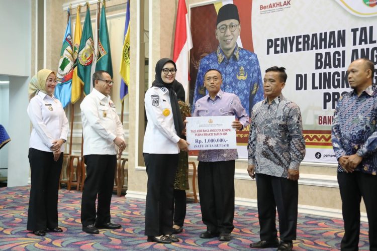 Wagub Jihan Nurlela Serahkan Tali Asih kepada Anggota Korpri Purna Bakti, Simbol Penghormatan atas Pengabdian