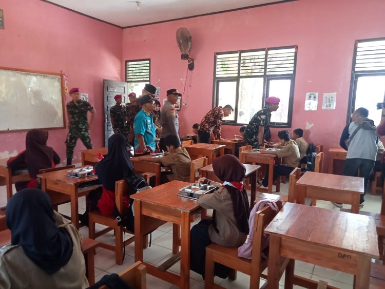 Brigif 4 Marinir/BS Distribusikan Makanan Bergizi Gratis bagi Warga Pesawaran