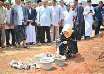 Peletakan Batu Pertama Masjid Hajjah Umi Paniem: Sebuah Langkah Menuju Pesawaran yang Religius dan Sejahtera