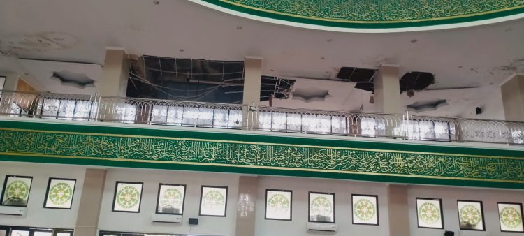 Masjid Asma’ul Husna Islamic Center Pringsewu Butuh Sentuhan Serius: Plafon Bolong, Taman Mengering