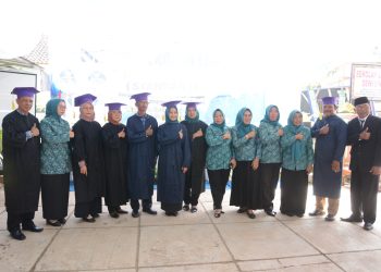 Peluk Haru di Sidomulyo: 34 Lansia Diwisuda, Buktikan Usia Bukan Halangan untuk Belajar