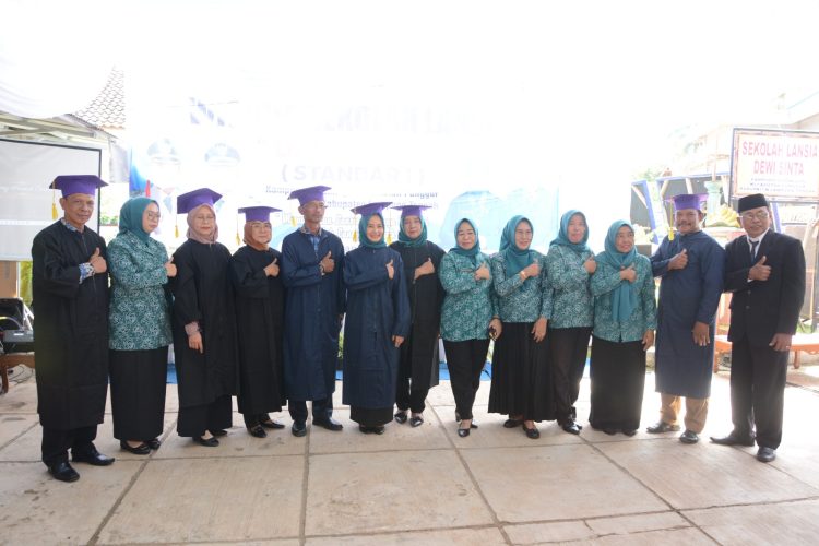 Peluk Haru di Sidomulyo: 34 Lansia Diwisuda, Buktikan Usia Bukan Halangan untuk Belajar