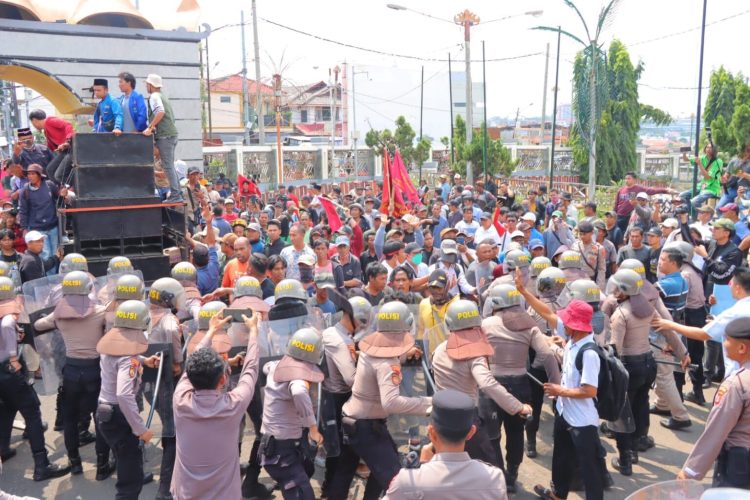 Unjuk Rasa Singkong di Lampung Berakhir Ricuh, 10 Polisi Terluka Dihujani Lemparan