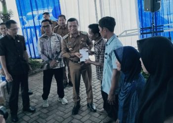 Bupati Pringsewu Serahkan Bantuan Sosial Rutilahu untuk Warga