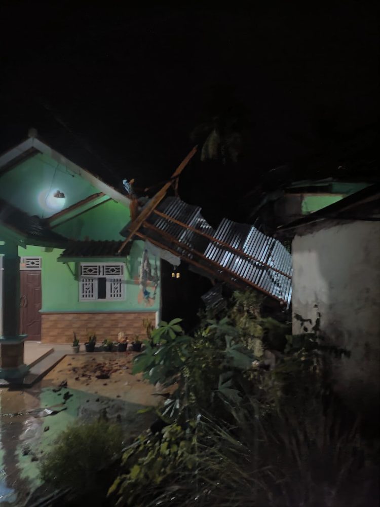 Puting Beliung Terjang Kota Agung Tanggamus, Empat Rumah Rusak Parah Jelang Magrib
