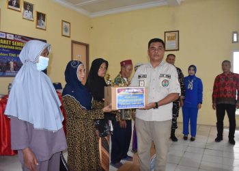 Jelang HUT ke-60, Lanal Lampung Tebar Kepedulian Lewat Pembagian Sembako di Desa Binaan
