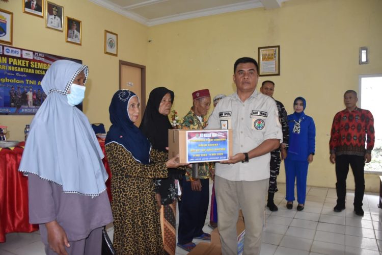 Jelang HUT ke-60, Lanal Lampung Tebar Kepedulian Lewat Pembagian Sembako di Desa Binaan