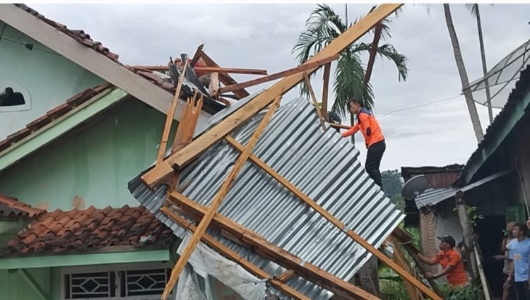 Respons Cepat BPBD Tanggamus Tangani Puting Beliung, Sekdes Pekon Teratas Sampaikan Terima Kasih ke Bupati