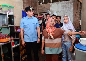 Bupati Egi Salurkan Bantuan RTLH di Jati Agung, Warga: Alhamdulillah, Rumah Kami Akhirnya Diperbaiki