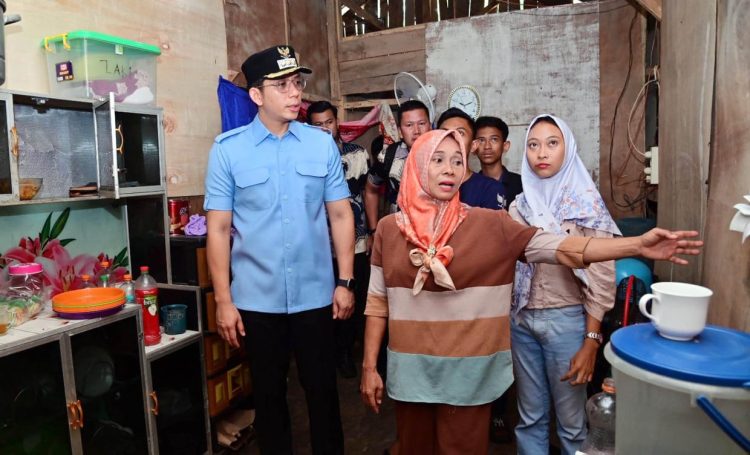 Bupati Egi Salurkan Bantuan RTLH di Jati Agung, Warga: Alhamdulillah, Rumah Kami Akhirnya Diperbaiki