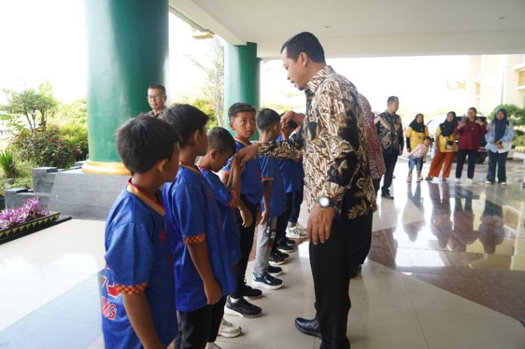 Bupati Pringsewu Lepas SSB Bintang Muda Purwodadi ke Kejurnas Sepak Bola U-10 di Bogor