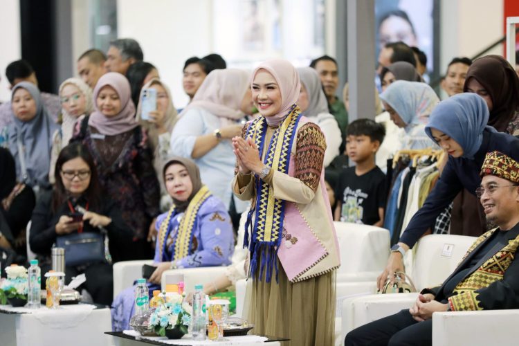 Ketua Dekranasda Lampung Resmi Buka Lampung Fashion 2025, Tampilkan 46 Finalis Muli Meghanai dari 13 Kabupaten/Kota