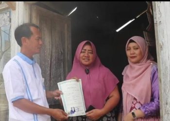 Tanpa Gengsi, Kepala SMA Negeri 2 Kalianda Blusukan Door-to-Door Serahkan Ijazah Gratis ke Alumni