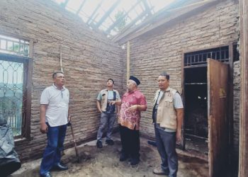 Rumah Roboh Diterjang Angin Kencang, Warga Candiretno Terima Bantuan Sosial dari Pemkab Pringsewu
