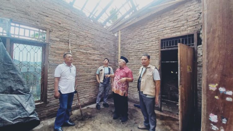 Rumah Roboh Diterjang Angin Kencang, Warga Candiretno Terima Bantuan Sosial dari Pemkab Pringsewu