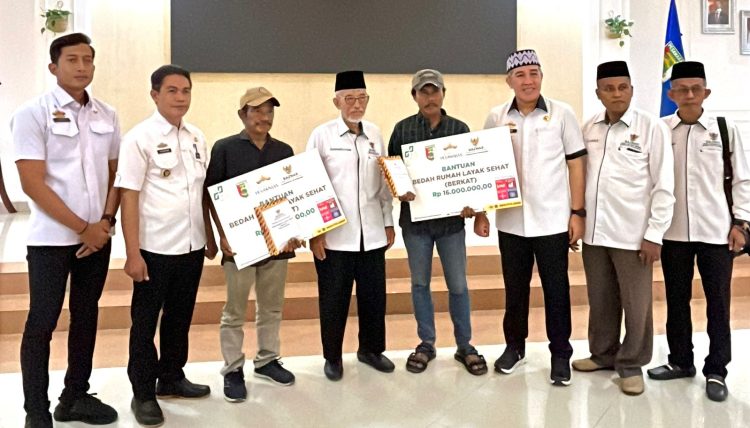 Bupati Pesawaran Serahkan Bantuan Bedah Rumah Layak Sehat dari Baznas untuk Warga Kurang Mampu