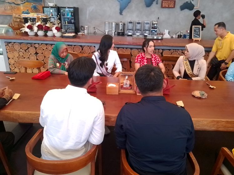 Zita Anjani Kampanyekan Wisata Berkelanjutan di Lampung Selatan lewat Pelepasan Tukik di Pantai Setigi