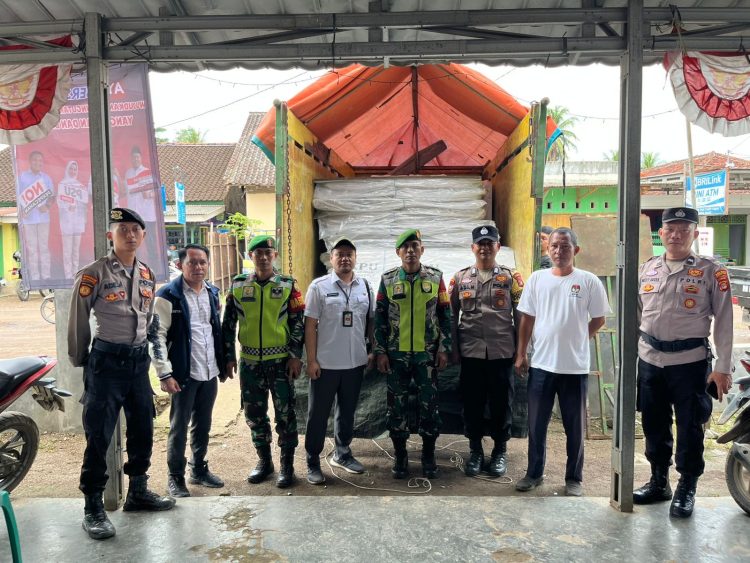 Dikawal Ketat Perwira Pengendali, Logistik PSU Pilkada Pesawaran Tiba Aman di PPK Way Khilau