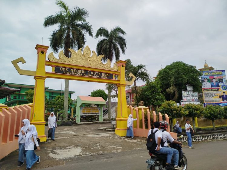 Sekolah sebagai Rumah Kedua: Tempat Belajar, Berbagi, dan Membentuk Karakter