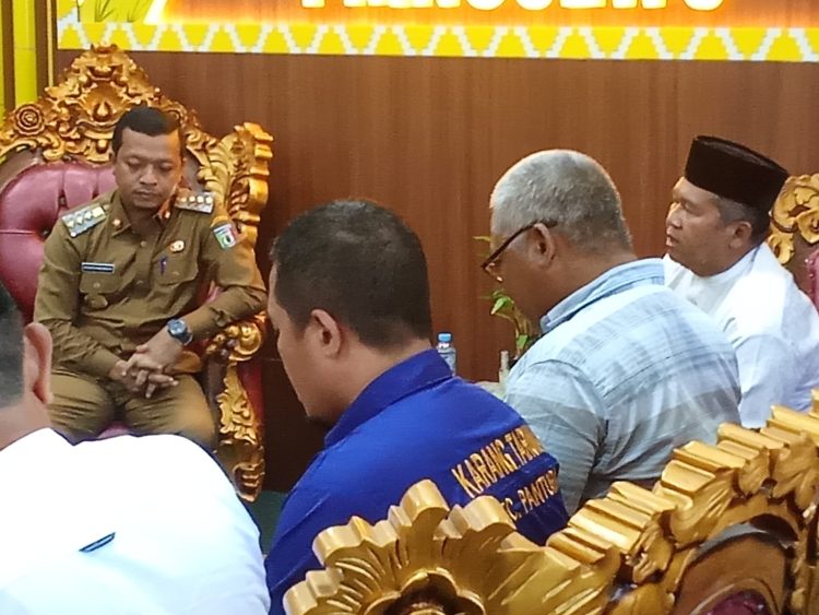 Puluhan Warga Pantura Desak Bupati Pringsewu Segera Perbaiki Jalan Poros