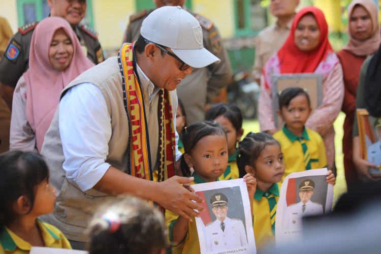 Dorong Semangat Belajar, Bupati Ardito Wijaya Bagikan Susu Gratis untuk Siswa SD di Bekri