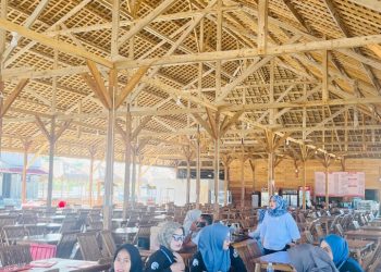 Komdigi dan LPPL Dbfm Lampung Selatan Perkuat SDM Penyiar Lewat Pelatihan dan Rapat Kinerja di Pantai