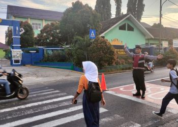 Polri Hadir di Tengah Masyarakat: Personel Polsek Gedong Tataan Amankan Jalur Sekolah Sejak Pagi