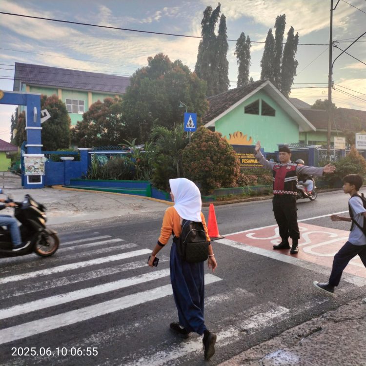 Polri Hadir di Tengah Masyarakat: Personel Polsek Gedong Tataan Amankan Jalur Sekolah Sejak Pagi