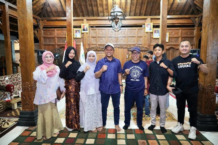 Bupati Pringsewu & Paus Sastra Lampung Beradu Puisi Kebangsaan