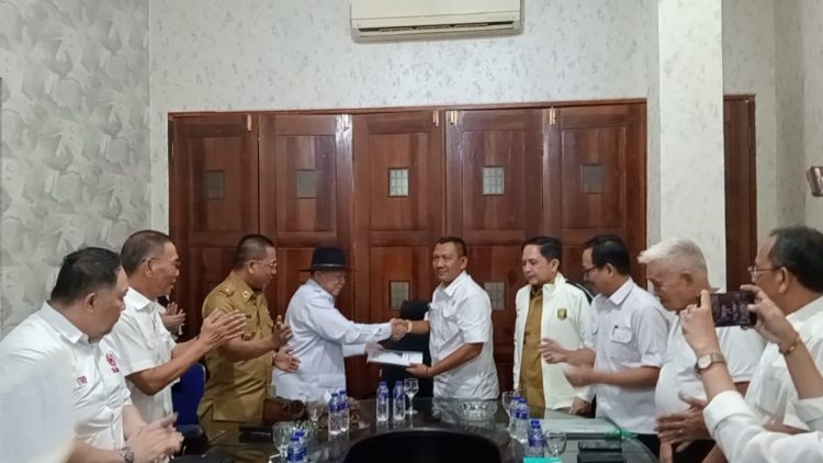 Resmi Maju, Faishol Djausal Serahkan 64 Dukungan Calon Ketua KONI Lampung