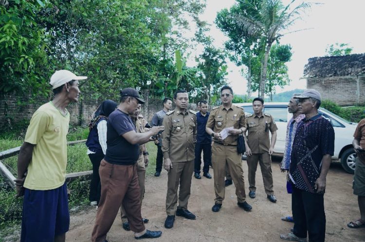Bupati Pringsewu Tinjau Korban Bencana, Serahkan Bantuan dan Janji Perjuangkan Rutilahu