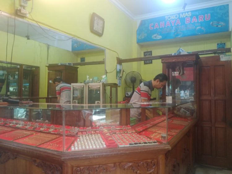 Harga Emas Turun Rp20 Ribu per Gram, Pasar Masih Lesu di Bambu Kuning