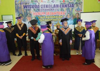 Pemkab Lampung Tengah Wisuda 36 Lansia Sekolah Harum Sejahtra, Bukti Usia Tak Halangi Semangat Belajar