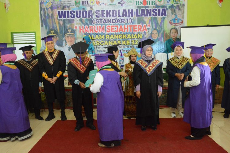 Pemkab Lampung Tengah Wisuda 36 Lansia Sekolah Harum Sejahtra, Bukti Usia Tak Halangi Semangat Belajar