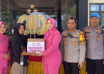 Bhayangkari Cabang Pesawaran Salurkan Bansos Door to Door, Sambut Hari Bhayangkara ke-79 dan HKGB dengan Aksi Nyata