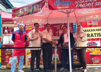 Sambut Wajib Pajak dengan Ramah, UPTD I Samsat Rajabasa Bagikan Mi Instan di Loket Pelayanan