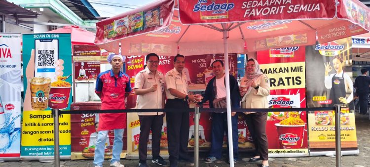 Sambut Wajib Pajak dengan Ramah, UPTD I Samsat Rajabasa Bagikan Mi Instan di Loket Pelayanan