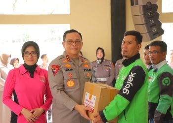 Polda Lampung Bagikan 300 Paket Sembako untuk Ojol, Wujud Kepedulian di Hari Bhayangkara ke-79
